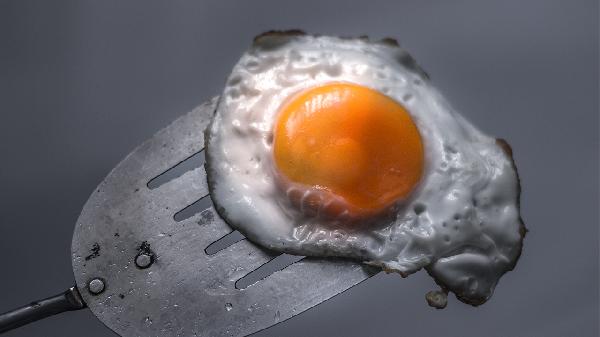 鸡蛋不能和什么食物一起存放