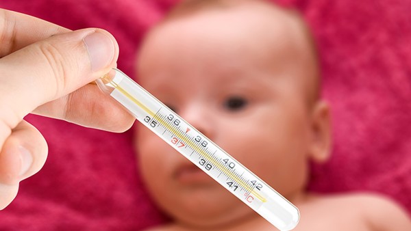 怎样防止新生儿头睡偏？注意留意宝宝睡眠时间和位置