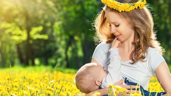 母乳喂养有哪些窍门？这样抱宝宝喂奶才是正确的