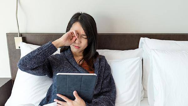 眼角经常有眼屎眼睛总是感到疲劳咋回事咋办