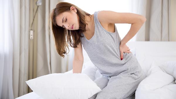 女性早上醒来腰疼白天没事